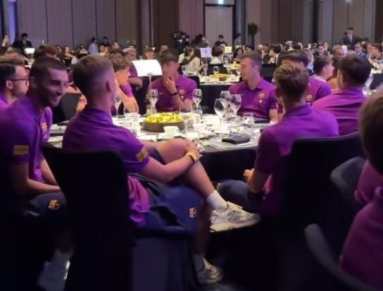 世体：巴萨在首尔举行告别晚宴，弗里克与拉什福德等球员同席