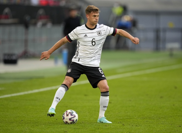 比埃尔霍夫：基米希更适合踢中场 弗林斯：宁愿让他回右后卫位置