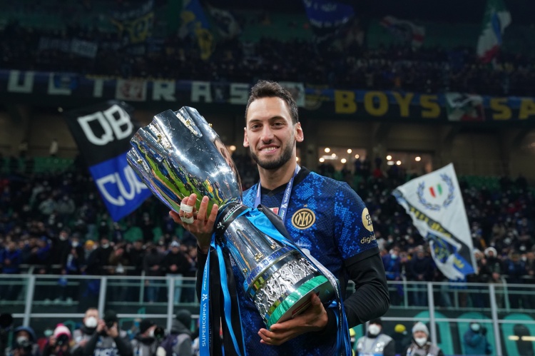 米体：恰尔汗奥卢下周二提前返回国米开始夏训，愿意考虑留在国米