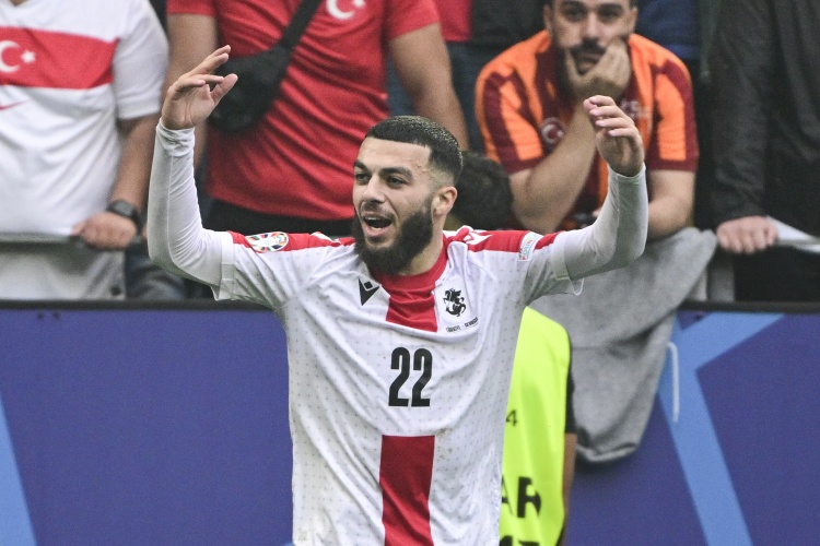 记者：黄潜、布伦特福德有意米卡乌塔泽，黄潜准备报价3000万欧