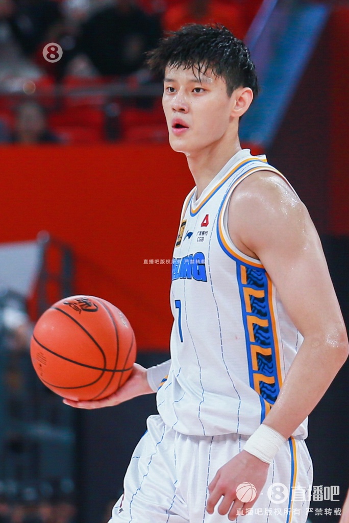 曾凡博兑现天赋迎来蜕变 他让北京男篮在攻防两端都得到良好保障