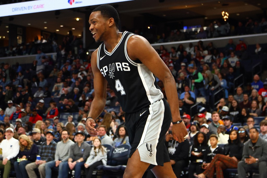 场均19.7分&三分球命中率27.4%！马刺为啥敢给福克斯4年2.29亿？