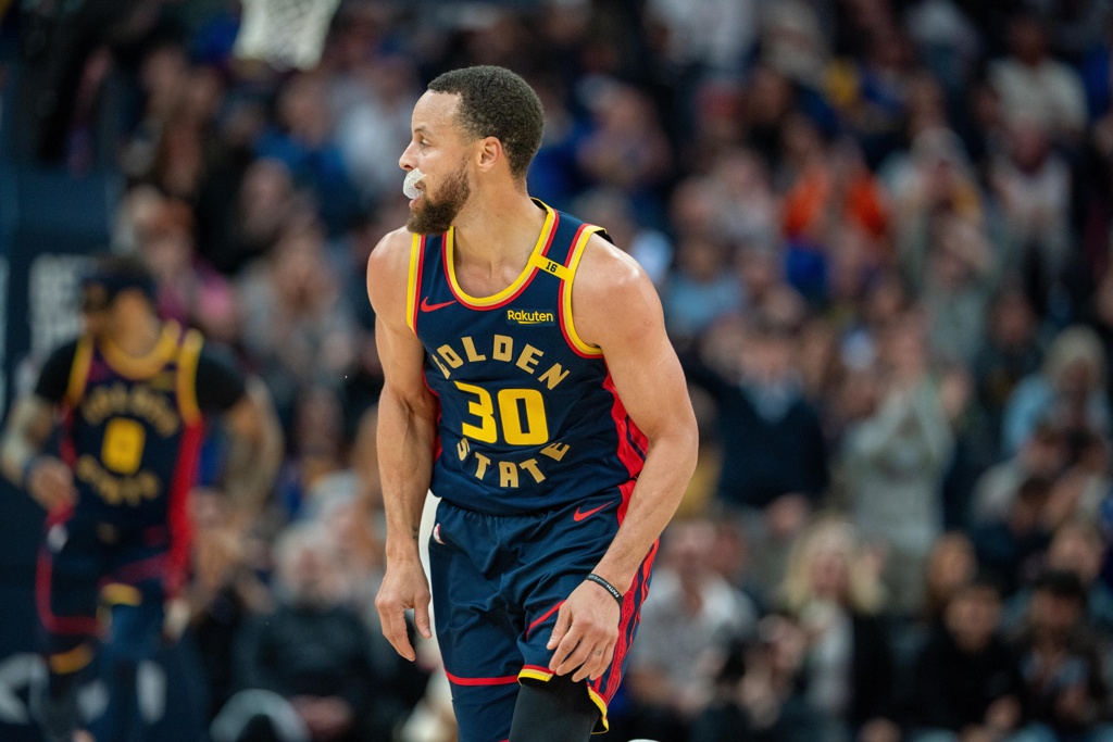 52分10板8助！静雨：库里天神下凡 将灰熊骄傲的双塔彻底击穿