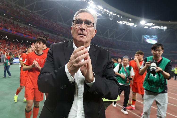 体坛：伊万暂不下课！东亚杯大概率依然由他率队