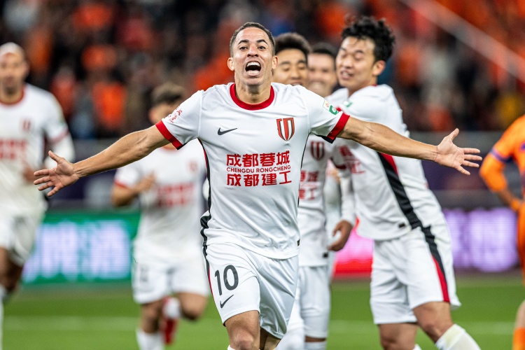 足球报：蓉城不再是黑马而是争冠军团一分子 上半年是拿分关键期