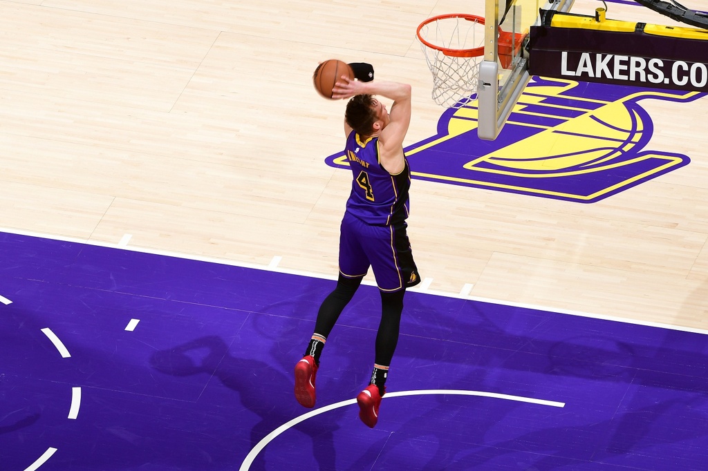 克内克特谈新秀赛季：很疯狂&被交易又回来 一直在观察学习勒布朗