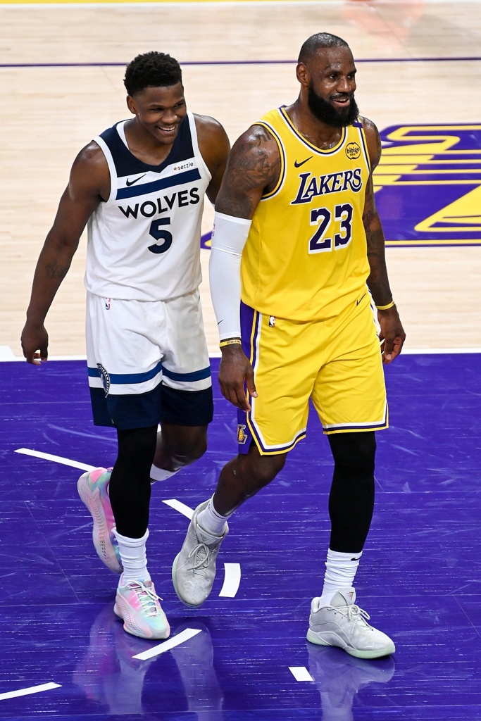 詹姆斯谈抢断华子：那重要的是改变了比赛势头 将优势重新扩大