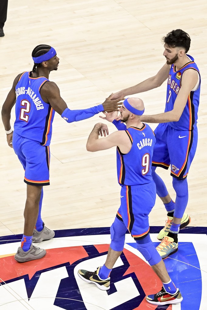 SGA：卡鲁索是队里唯一拿过总冠军的球员 他说话时大家都会认真听