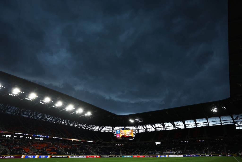 皇马比赛遇雷暴天气！马卡：若球场附近有雷电活动，比赛自动暂停