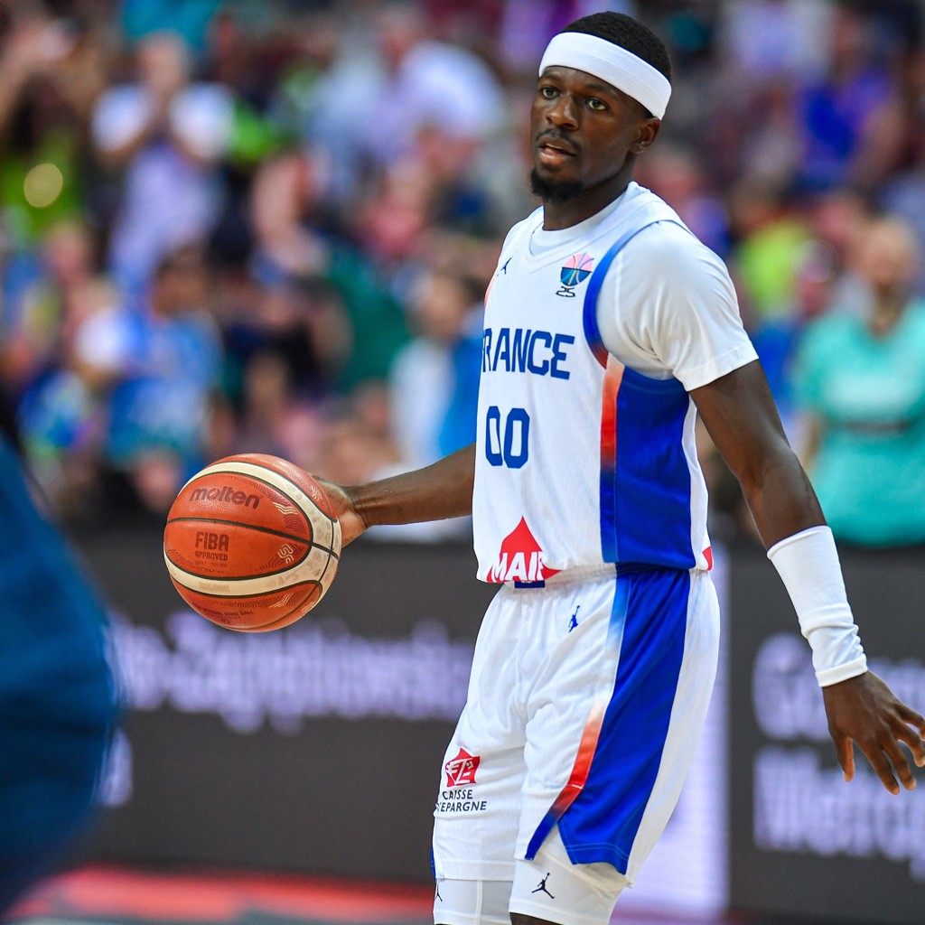 弗朗西斯科和东契奇拥抱后还刷分！法国主帅：他的最后一球很重要